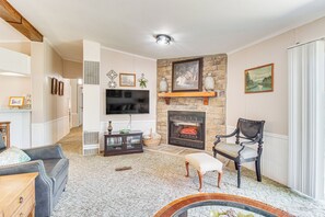 House (3 Bedrooms) | Interior - 4 Mi to Norfork Lake: Country Stay w/ Farm Views! (Elizabeth)