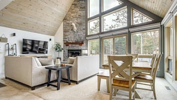 House (3 Bedrooms) | Living area | TV