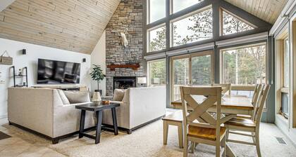 2 Mi to Sand Valley: Family Getaway w/ Deck!