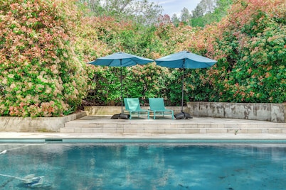 Pool & Deck: Wine Country Hideaway in Middletown!