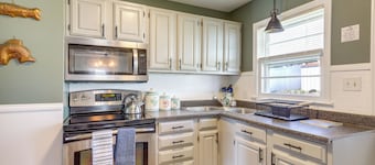 Walk to Private Beach & Boat Launch: Mayfield Home