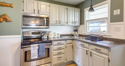Walk to Private Beach & Boat Launch: Mayfield Home