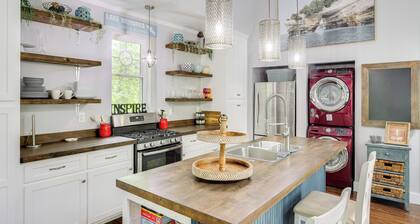 Cozy Couple's Retreat w/ Hot Tub in Smithville!