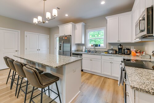 4 Mi to Auburn University: Townhome w/ Fenced Yard