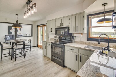 Walk to Marina: Water-view Dale Hollow Lake Escape