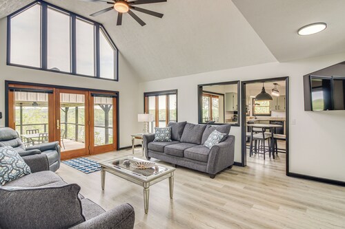 Walk to Marina: Water-view Dale Hollow Lake Escape