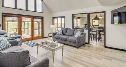 Walk to Marina: Water-view Dale Hollow Lake Escape