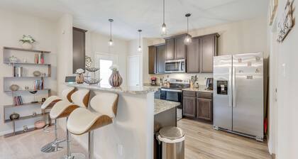 Pet-friendly Home w/ Fenced Yard in Manor