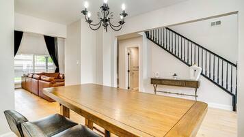 House (5 Bedrooms) | Interior