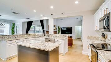 House (5 Bedrooms) | Interior