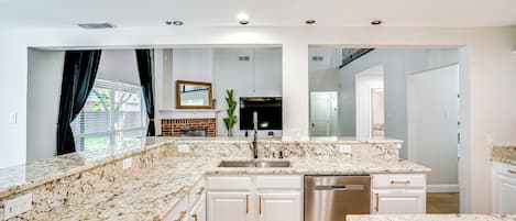 House (5 Bedrooms) | Interior