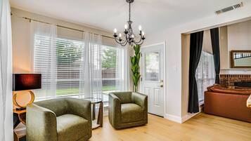 House (5 Bedrooms) | Interior