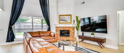 Nhà (5 Bedrooms) | Khu phòng khách | TV