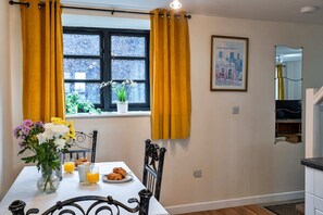 Cottage | Dining