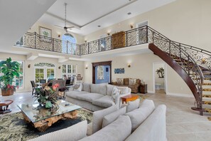 TV connectée, lecteur de DVD, livres