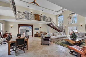 TV connectée, lecteur de DVD, livres