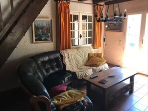 TV, fireplace - Ancienne Carrière: Atypical and unusual property (Sussargues)