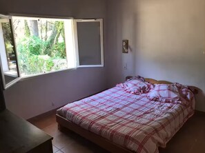 4 bedrooms, WiFi, bed sheets - Ancienne Carrière: Atypical and unusual property (Sussargues)