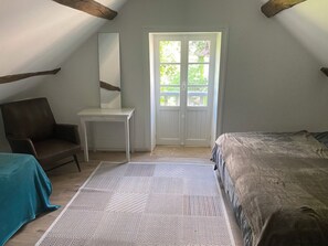 4 bedrooms, iron/ironing board, WiFi, bed sheets