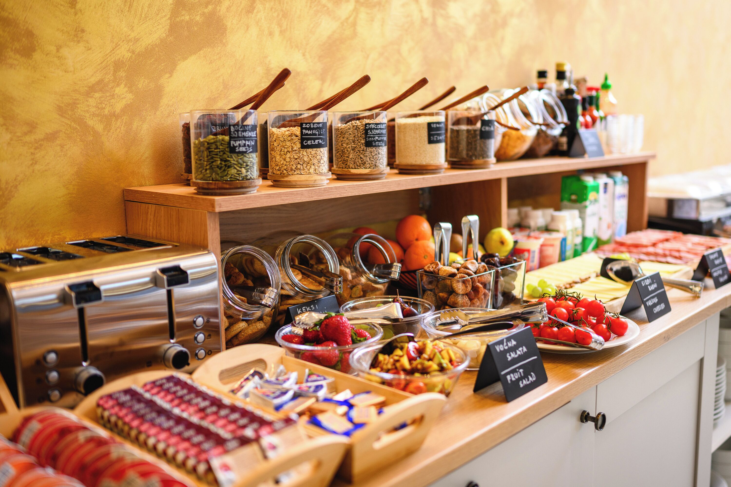 包含每日自助早餐