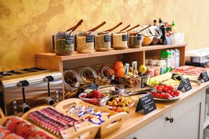 Un bufé con diversos alimentos y un tostador.