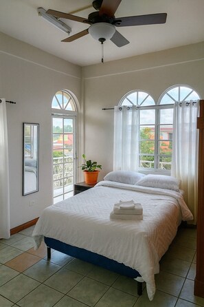 4 Schlafzimmer, Bügeleisen/Bügelbrett, WLAN, Bettwäsche