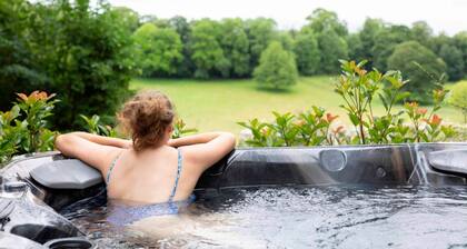 Henge Estate: Sleeps 24 max | Manor House | Hot Tub | Garden