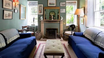 Smart TV, fireplace, stereo