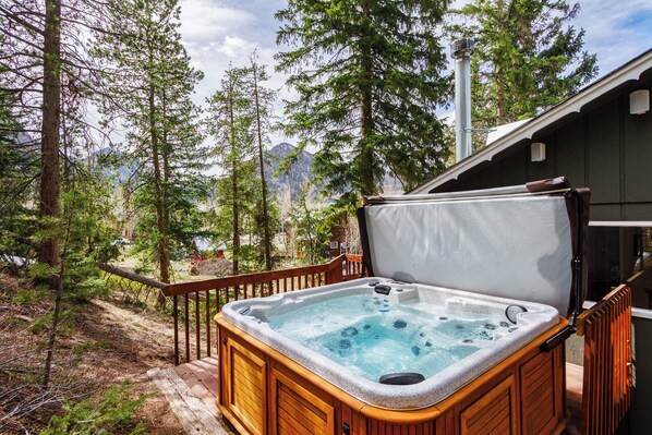 Banyera d'hidromassatge a l'aire lliure