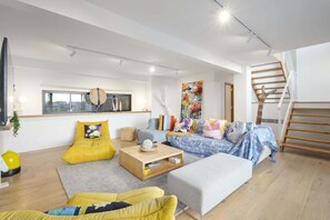 Televisio, videopelejä, työhuone