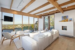 Televisio, videopelejä, työhuone