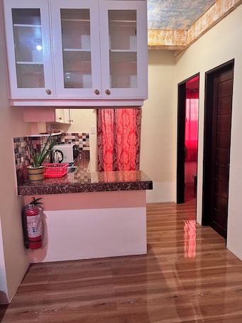 Microwave, electric kettle, cookware/dishes/utensils, dining tables. Place to stay One bedroom appartmen with kitchen, leaving
family friendly