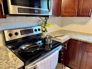 Fridge, microwave, oven, stovetop - Modern 3BR Getaway Near UNCC, IKEA & PNC Arena (Charlotte)