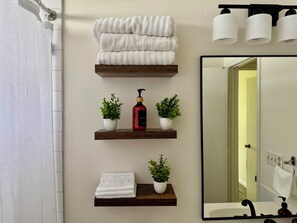 Dusche, Haartrockner, Handtücher, Seife