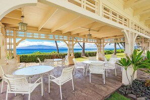 Outdoor dining - 226-4 Steps to Surf and Sun (Lahaina)