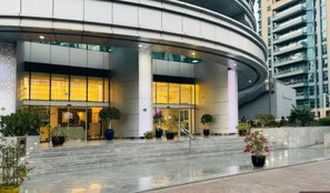 Interior entrance - Spacious 4BR in Horizon Tower Marina (Dubai)