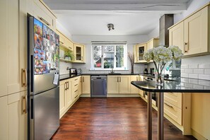 Fridge, microwave, oven, dishwasher - 19, South Way (Lewes)