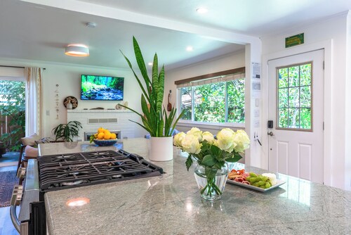 RussianRiverBungalow~FUN, SUN & HAPPY VIBES! NEW RedwoodEscape!Pup/Walk2River