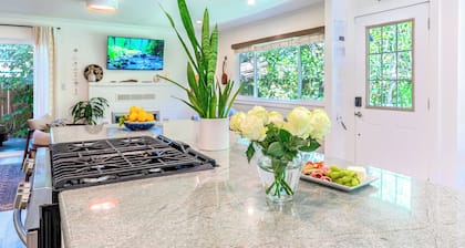 RussianRiverBungalow~Big Vacation Energy w/Playful Redwood Vibes!Walk 2 River