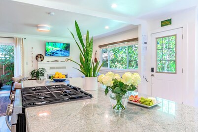 RussianRiverBungalow~Big Vacation Energy w/Playful Redwood Vibes!Walk 2 River