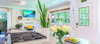 RussianRiverBungalow~Big Vacation Energy w/Playful Redwood Vibes!Walk 2 River