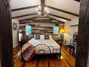1 habitación, tabla de planchar con plancha y ropa de cama 