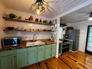 Cafetera y tetera, refrigerador, microondas y horno 