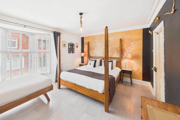 3 bedrooms, desk, iron/ironing board, travel crib