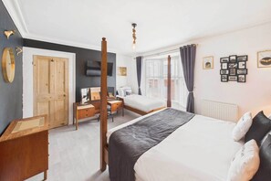 3 chambres, bureau, fer et planche à repasser, lit parapluie