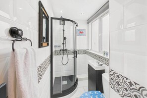 Douche, sèche-cheveux, serviettes fournies