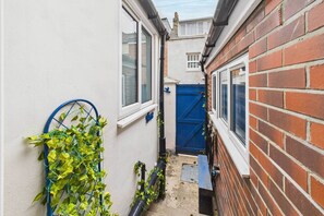 المنطقة المحيطة بالمنشأة