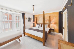 3 dormitorios, escritorio, tabla de planchar con plancha y cuna de viaje