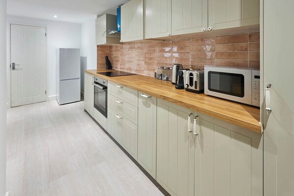 Geladeira, micro-ondas, fogão, cooktop