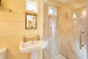Douche, séchoir à cheveux, serviettes fournies, shampooing